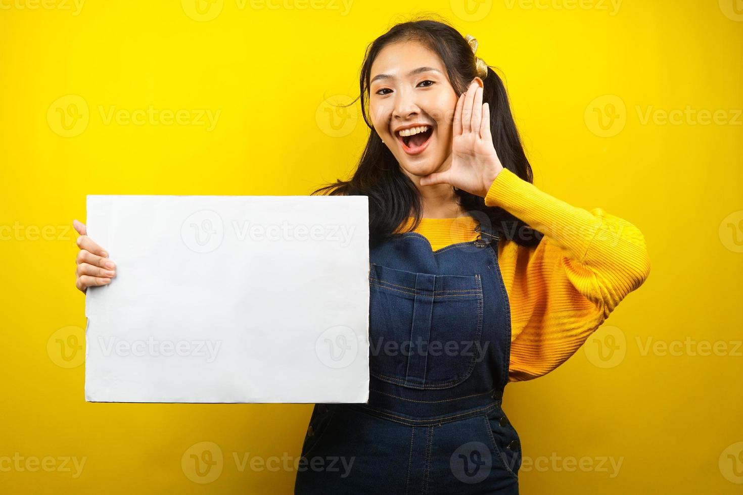 jovem bonita e fofa alegre segurando uma faixa vazia em branco, cartaz, quadro branco, placa de sinalização em branco, quadro de propaganda branco, apresentando algo no espaço da cópia, promoção foto