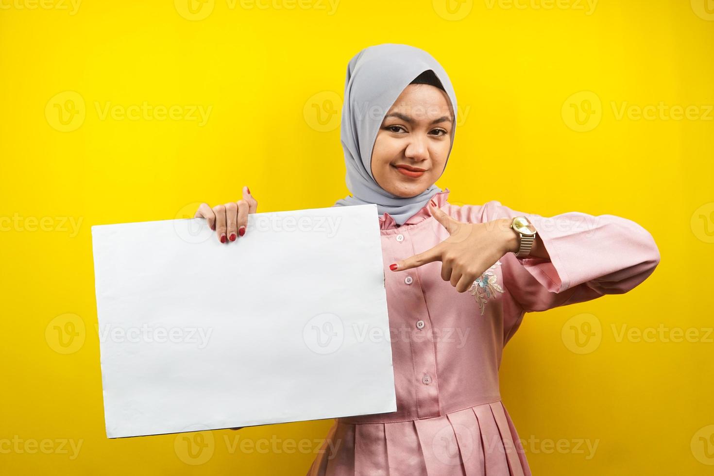 muito jovem mulher muçulmana alegre segurando uma faixa vazia em branco, cartaz, quadro branco, placa de sinalização em branco, quadro de propaganda branco, apresentando algo no espaço da cópia, promoção foto