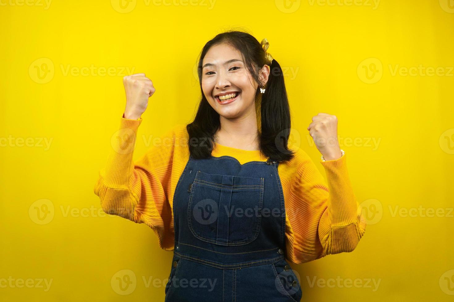 jovem bonita e fofa alegre, confiante, com os punhos cerrados, sucesso, bom trabalho, vitória, isolado foto