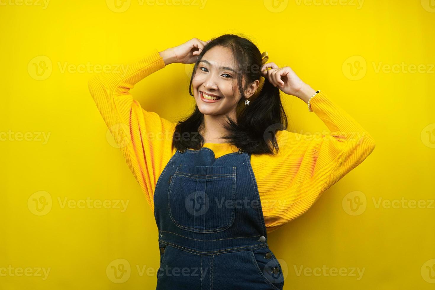 jovem bonita e fofa alegre, fofa, confiante, olhando para a câmera, isolada foto