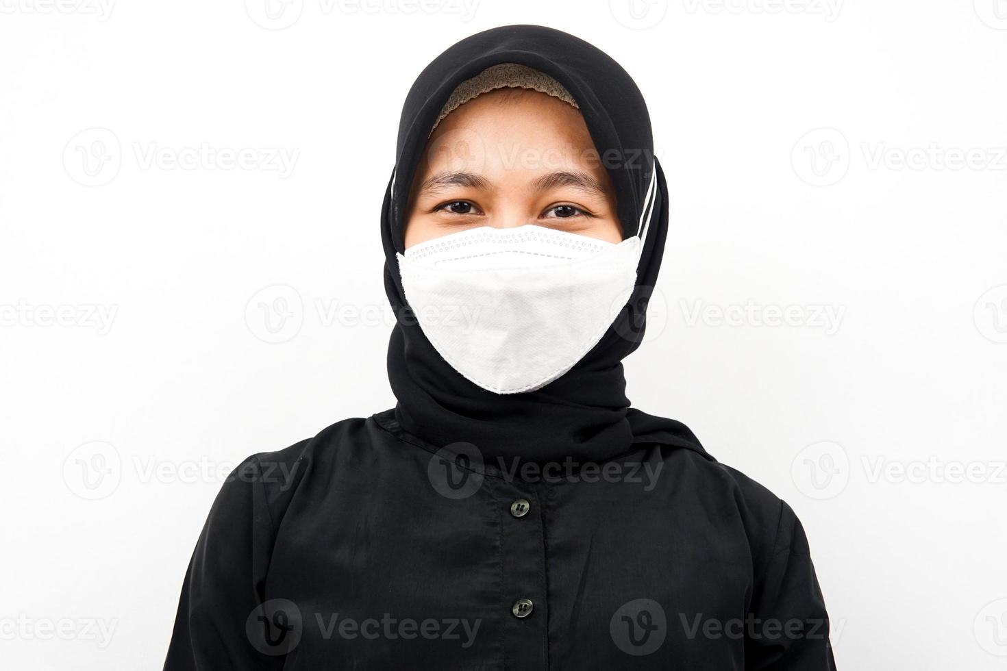 close up de uma bela jovem muçulmana usando máscara branca, corona, covid-19, isolado foto