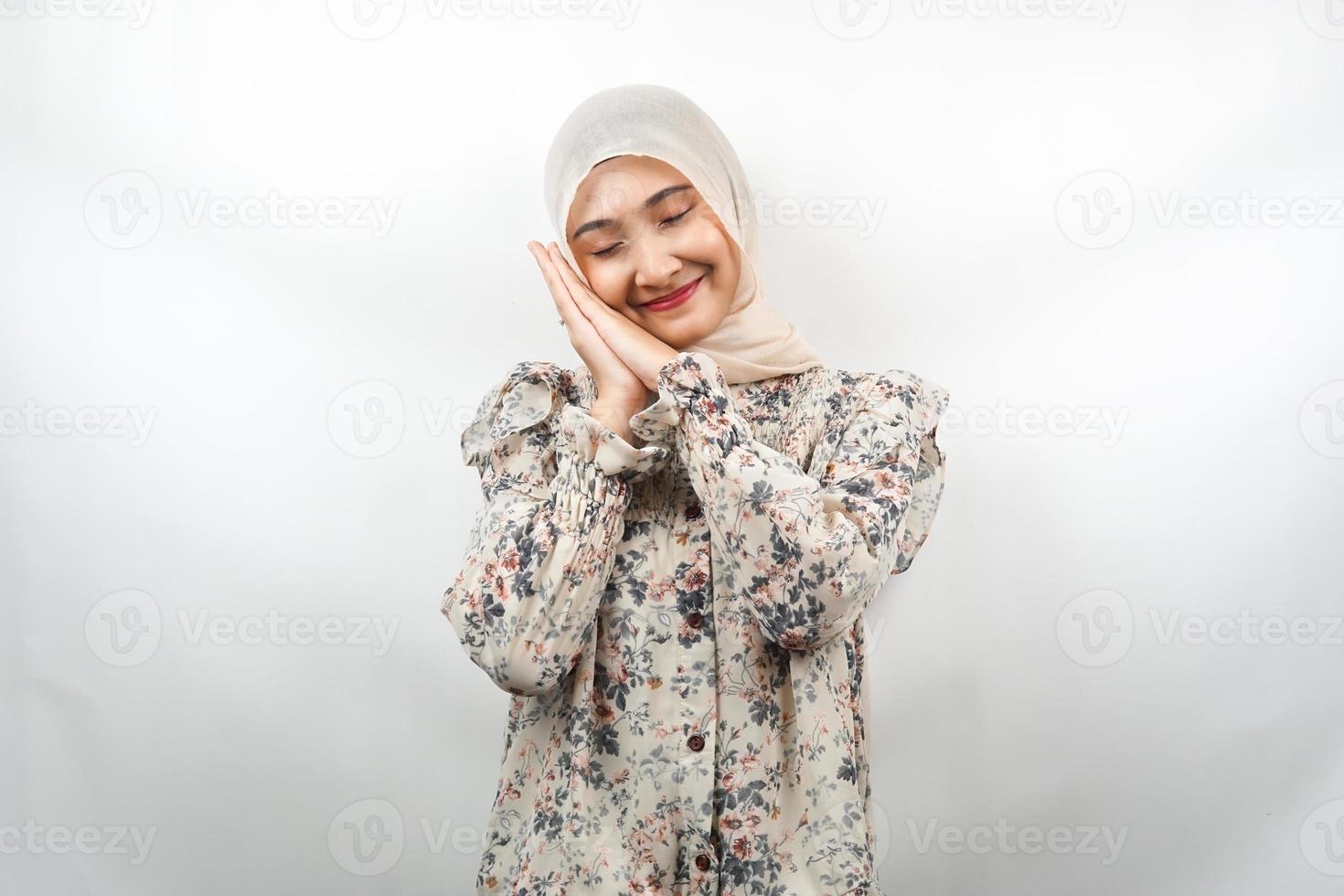 linda jovem muçulmana asiática dormindo pacificamente, sentindo-se confortável, feliz, isolado no fundo branco foto
