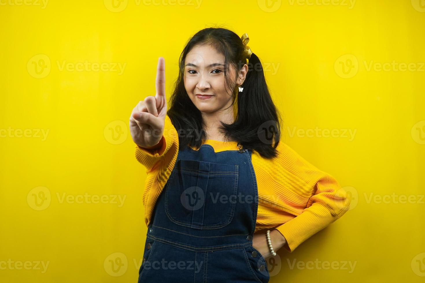 jovem bonita e fofa a sério, mão com sinal de aviso, mão número um, isolada foto