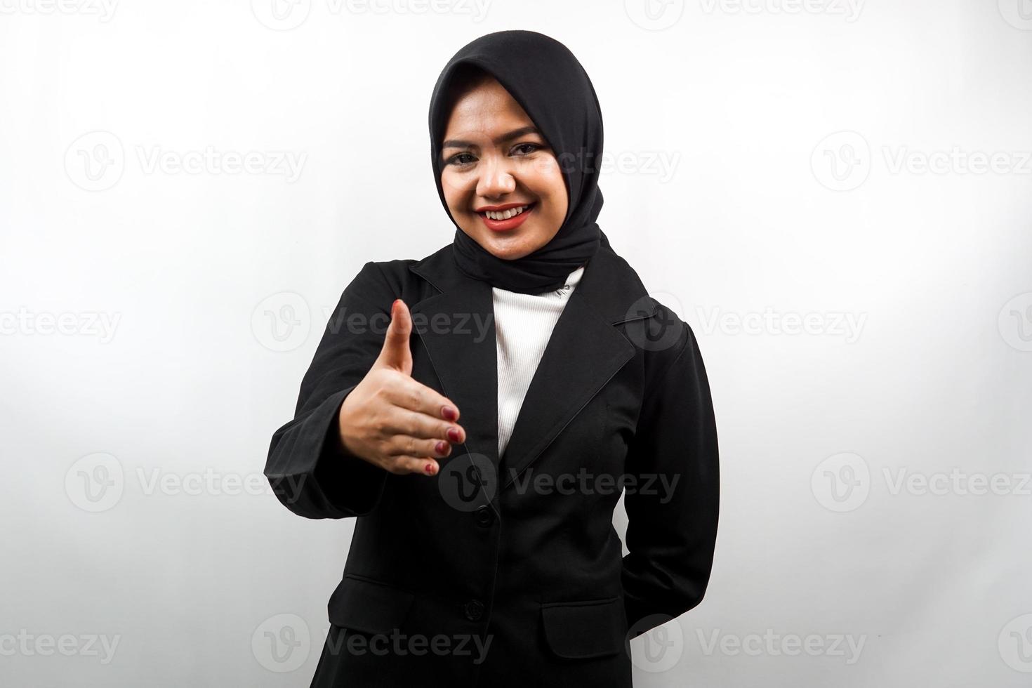bela jovem asiática muçulmana mulher de negócios sorrindo com confiança, com as mãos sacudindo a câmera, sinal de cooperação, sinal de mão de acordo, sinal de mão de amizade, isolado no fundo branco foto