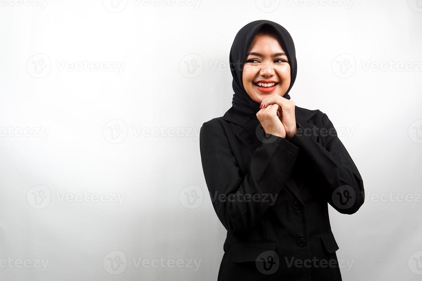 bela jovem asiática muçulmana mulher de negócios confiante e alegre procurando o espaço vazio apresentando algo, isolado no fundo branco foto