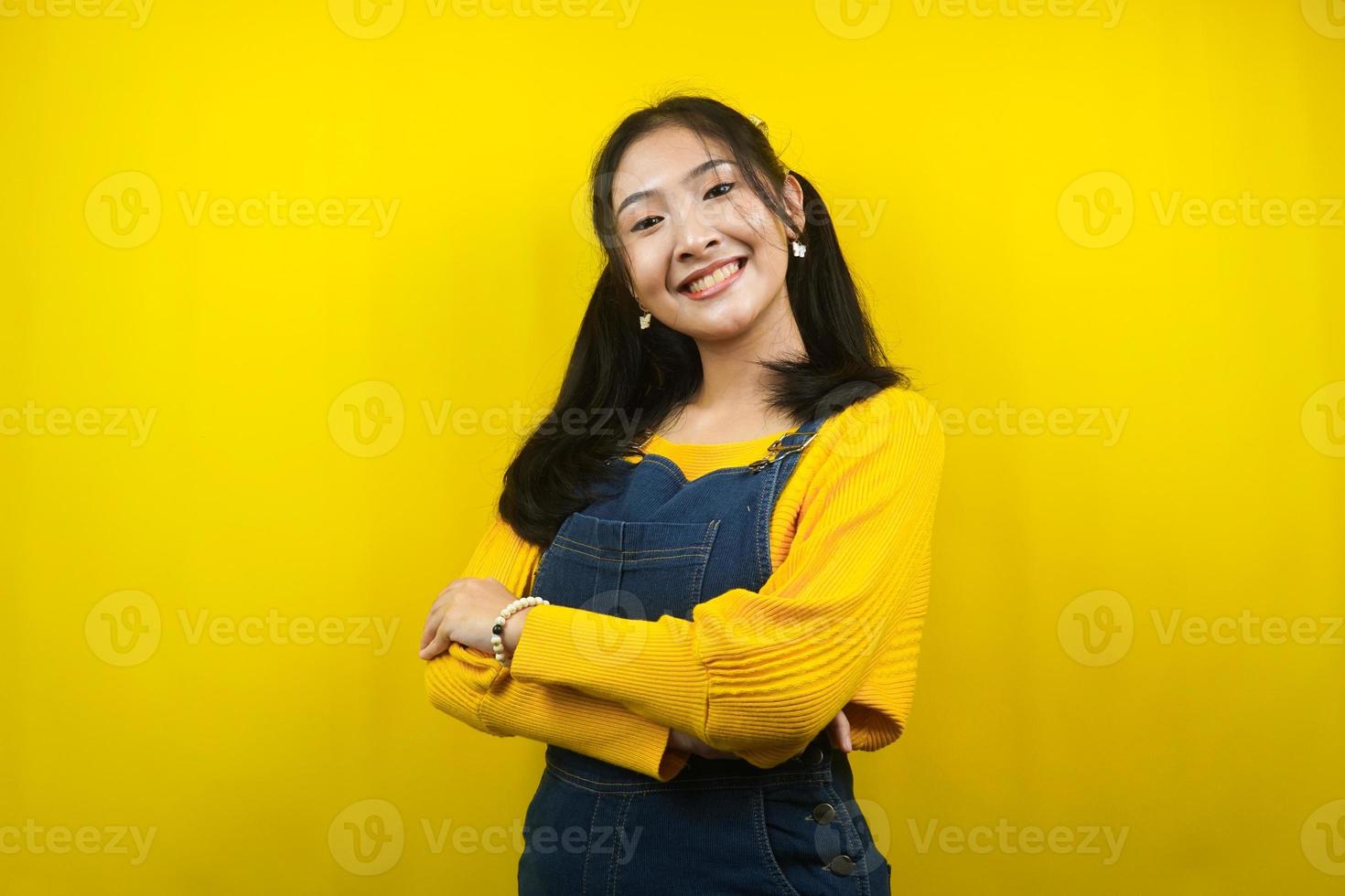 jovem bonita e fofa alegre, fofa, confiante, olhando para a câmera, isolada foto