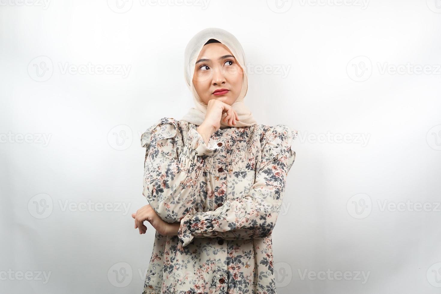 linda jovem muçulmana asiática pensando, há um problema, uma sensação estranha, algo está errado, procurando uma solução, isolado no fundo branco foto