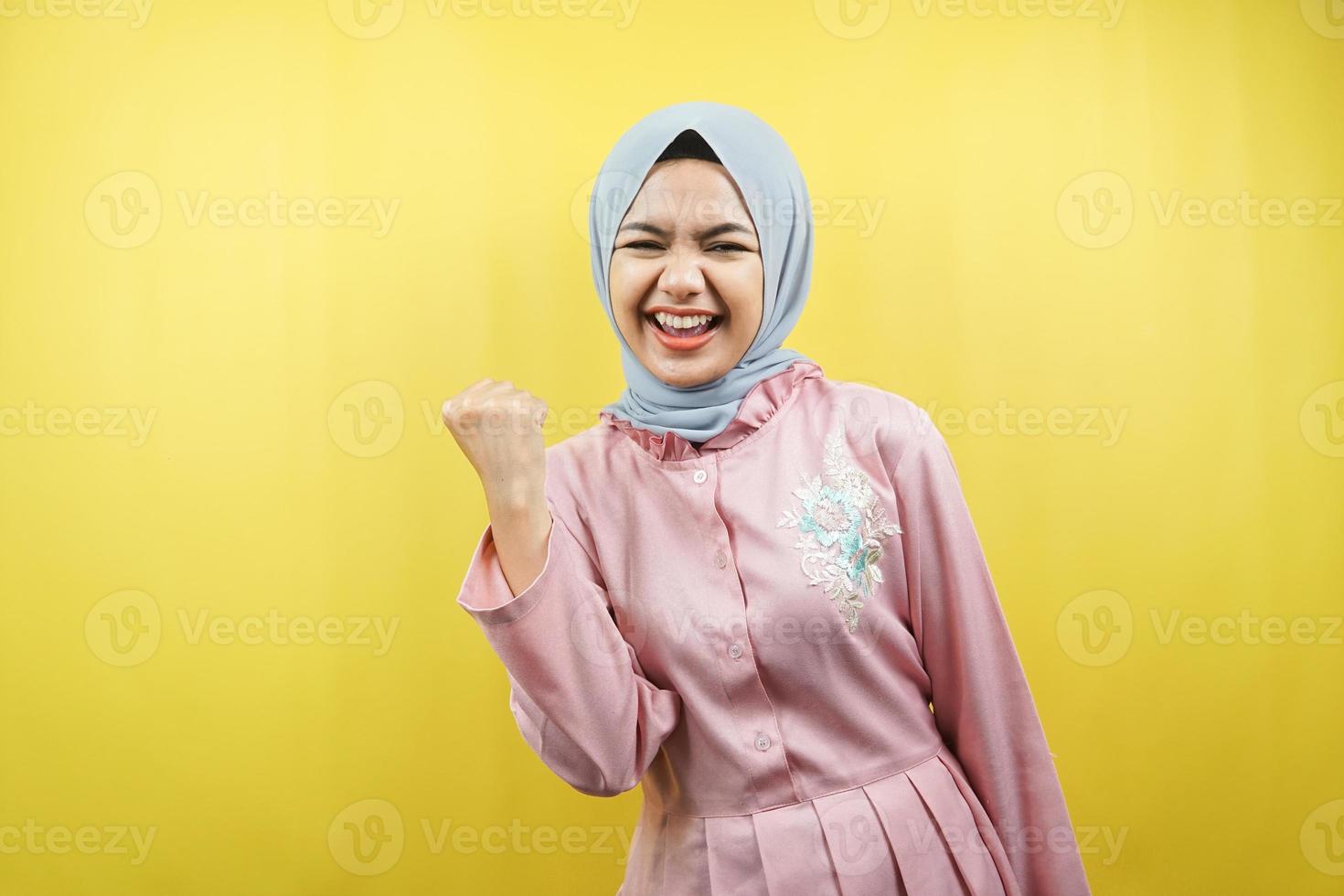 alegre bela jovem muçulmana, com as mãos cerradas, isolada foto