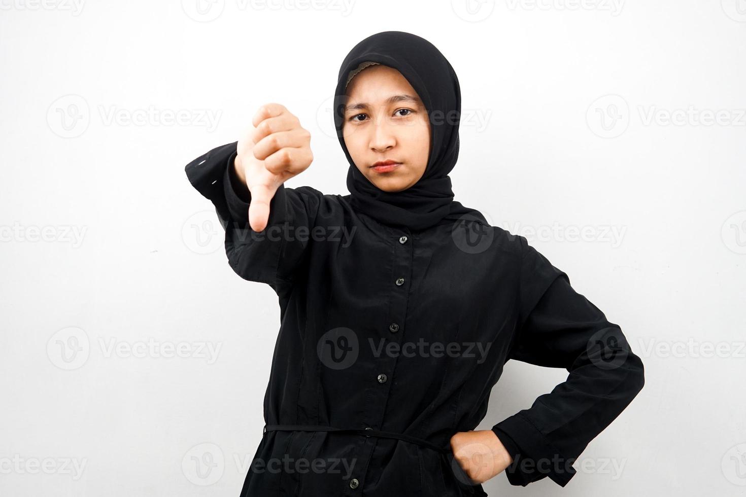 bela jovem asiática muçulmana fazendo beicinho, depreciativo, decepcionado, insatisfeito, não é bom, mau trabalho, péssimo, fraco, olhando para a câmera, isolado no fundo branco foto