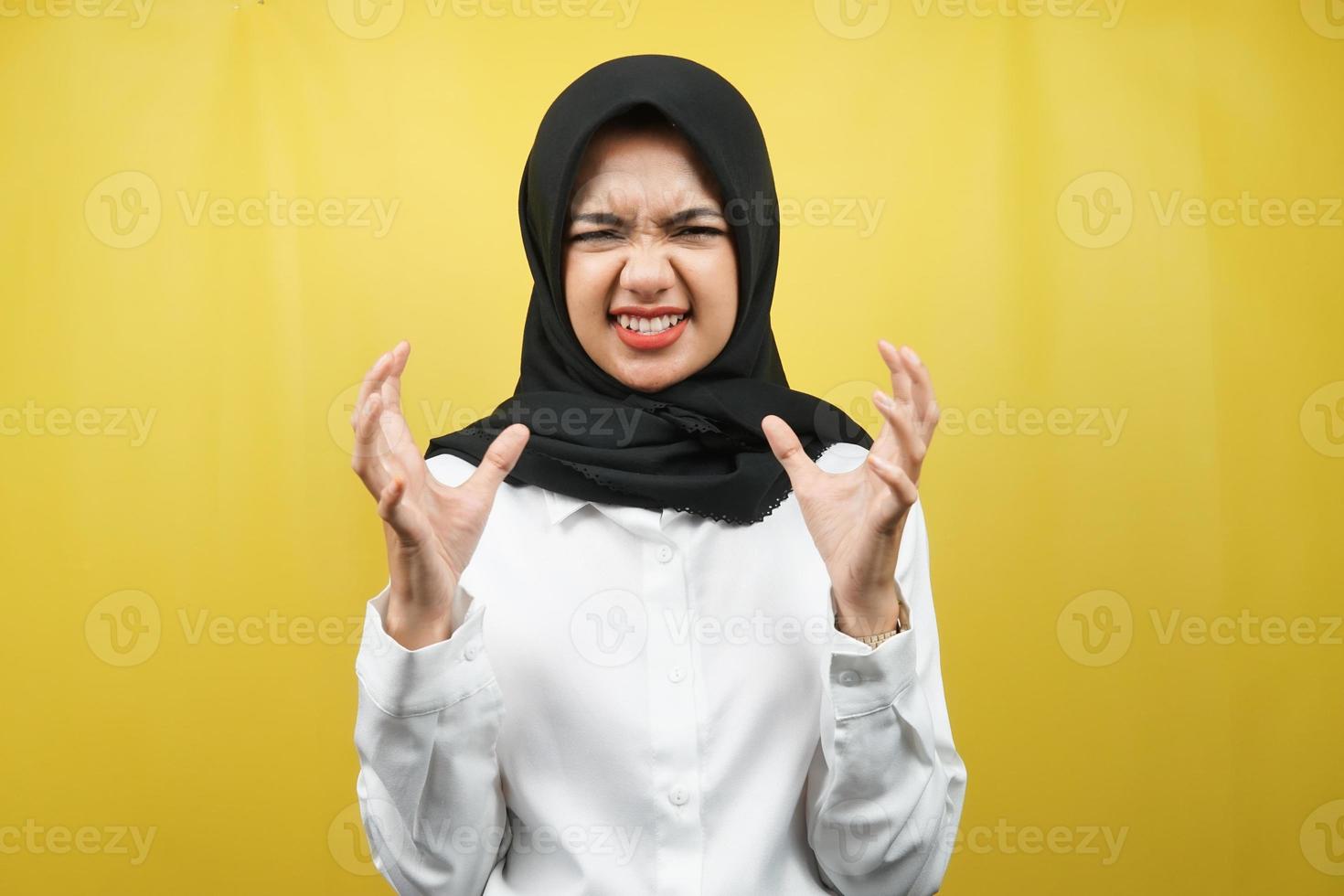 linda jovem asiática muçulmana chocada, tonta, estressada, infeliz, muitos problemas, quer solução, com as mãos para cima isoladas em fundo amarelo foto