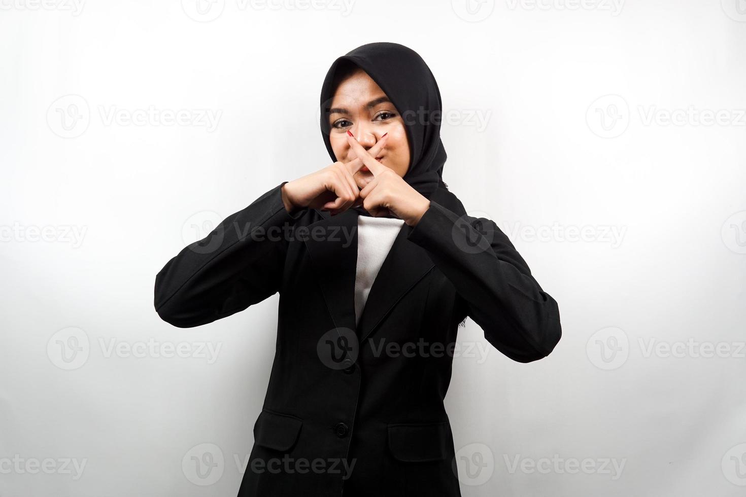 linda mulher de negócios asiática jovem muçulmana com o dedo na boca, dizendo para ficar quieta, não faça barulho, abaixe sua voz, não fale, isolado no fundo branco foto