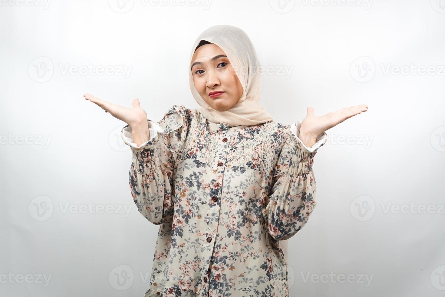bela jovem muçulmana asiática com expressão de não sei sinal, isolada no fundo branco foto