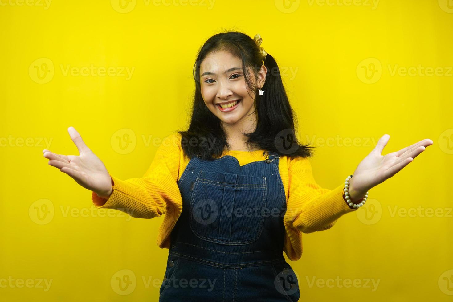 jovem bonita e fofa alegre, confiante, de braços abertos, dizendo bem-vindo, dando abraços, isolada foto