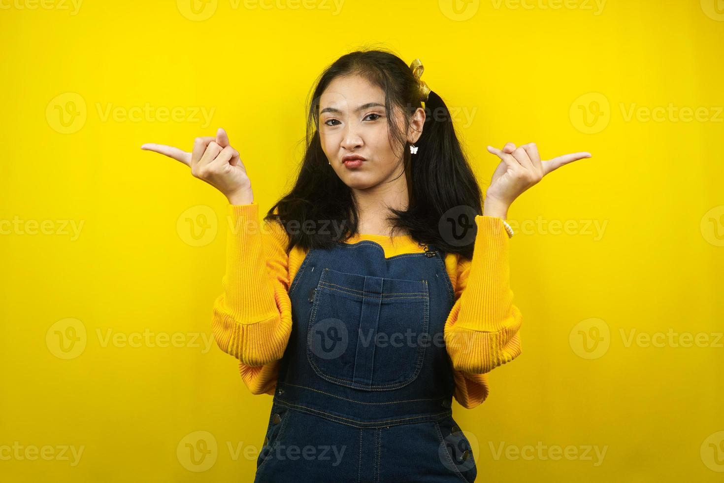 jovem bonita e fofa alegre, fofa, confiante, mãos apontando para o espaço vazio, apresentando algo, promovendo produtos, publicidade, isolado foto