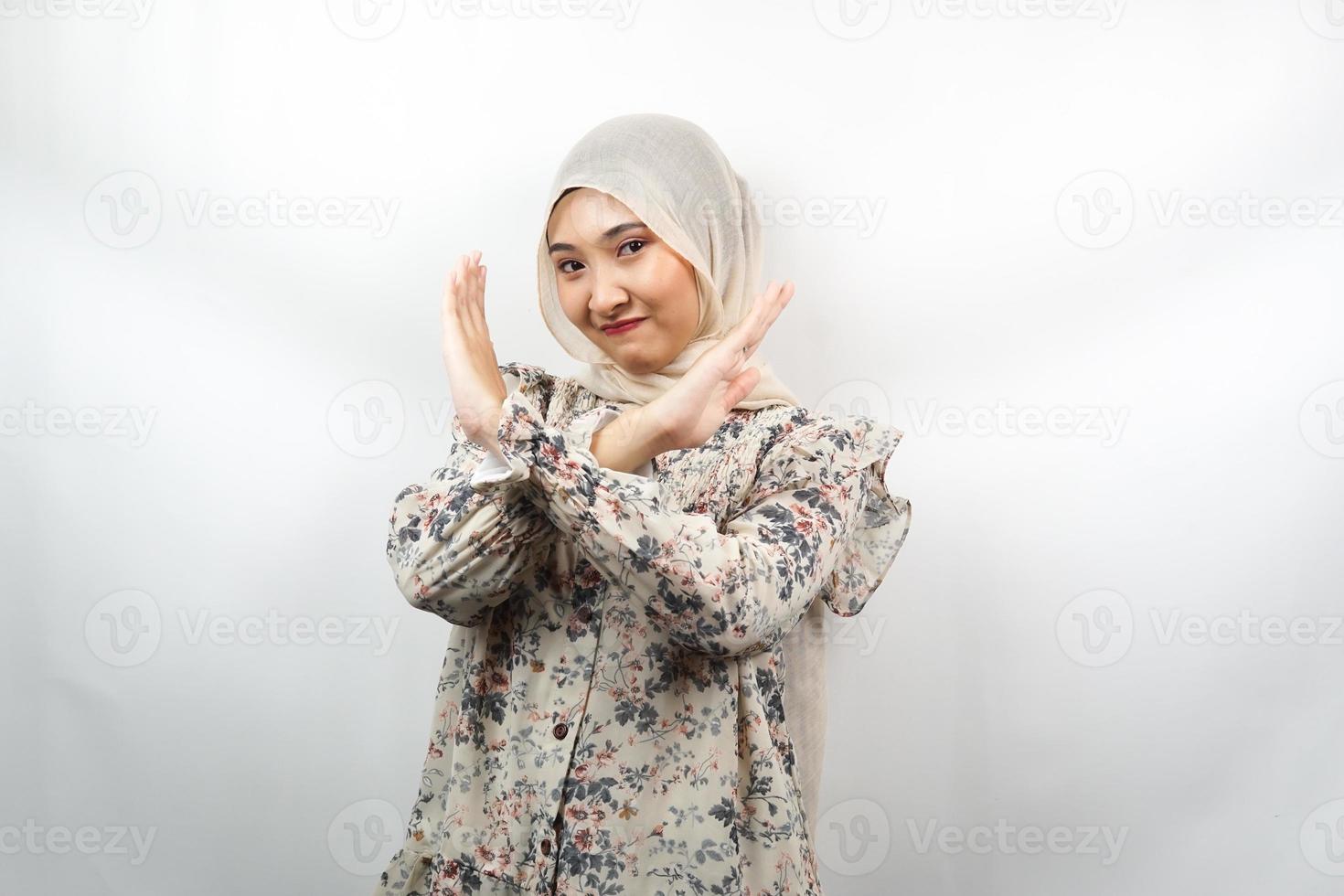 linda jovem muçulmana asiática com braços cruzados, mãos mostrando recusa, mãos mostrando proibição, mãos mostrando desaprovação, isolado no fundo branco foto