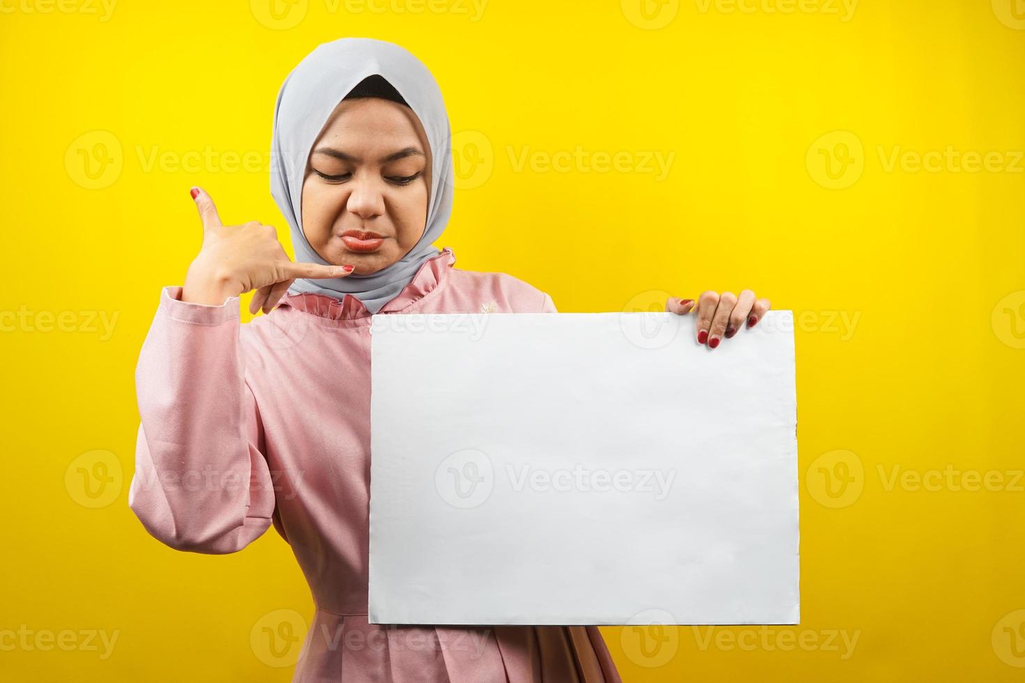 muito jovem mulher muçulmana alegre segurando uma faixa vazia em branco, cartaz, quadro branco, placa de sinalização em branco, quadro de propaganda branco, apresentando algo no espaço da cópia, promoção foto