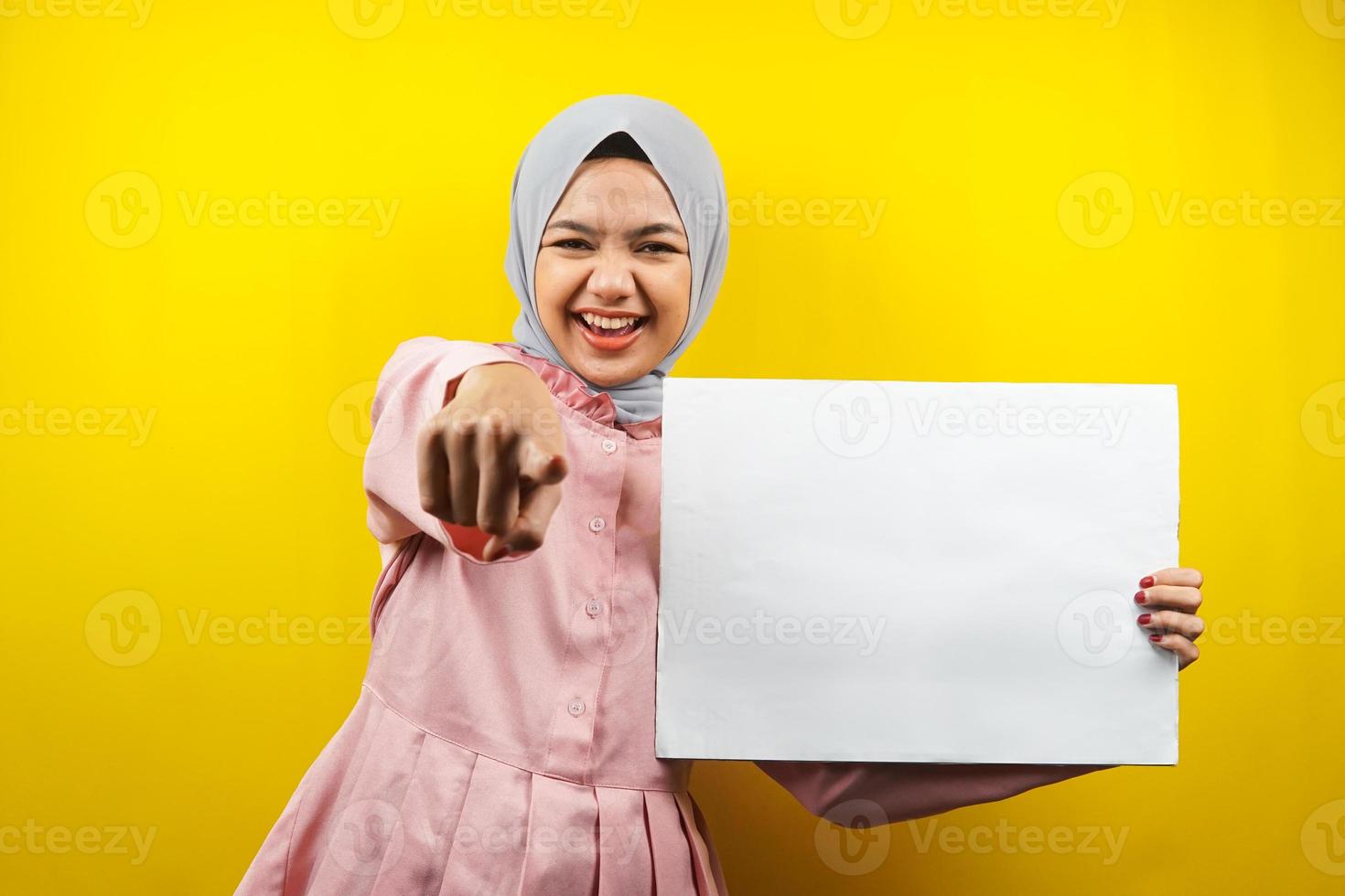 muito jovem mulher muçulmana alegre segurando uma faixa vazia em branco, cartaz, quadro branco, placa de sinalização em branco, quadro de propaganda branco, apresentando algo no espaço da cópia, promoção foto