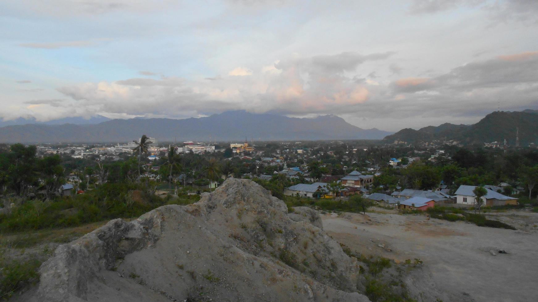 uma vista do topo da montanha. foto