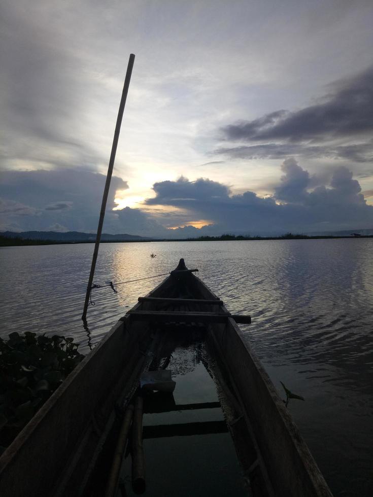 um barco de pesca tradicional ancorado na margem do lago limboto, gorontalo. foto