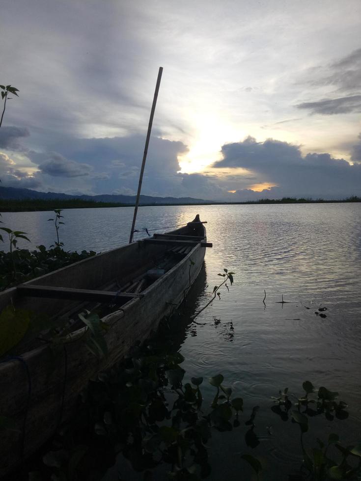 um barco de pesca tradicional ancorado na margem do lago limboto, gorontalo. foto