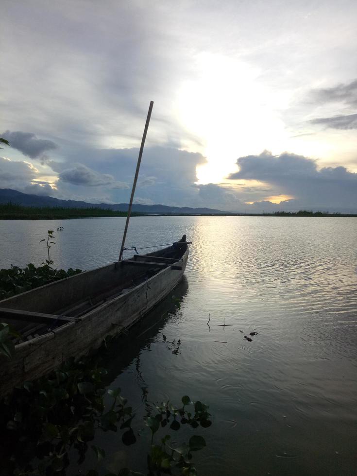 um barco de pesca tradicional ancorado na margem do lago limboto, gorontalo. foto