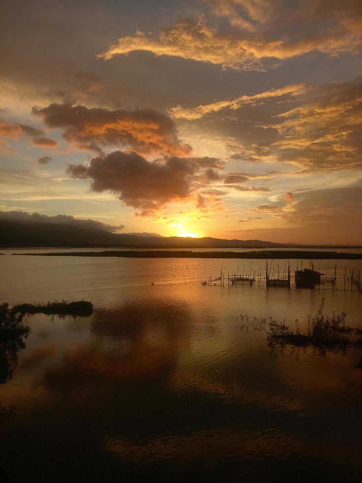 uma vista para o lago limboto à tarde. pôr do sol no lago limboto, indonésia foto