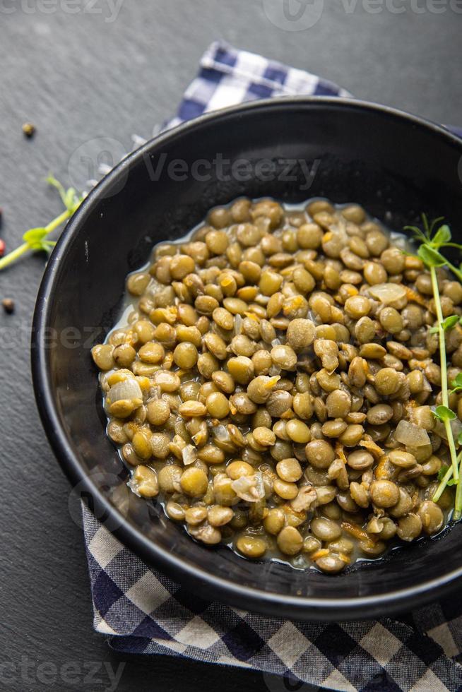 lentilhas verdes cozidas com legumes refeição saudável vegetariana sem carne foto