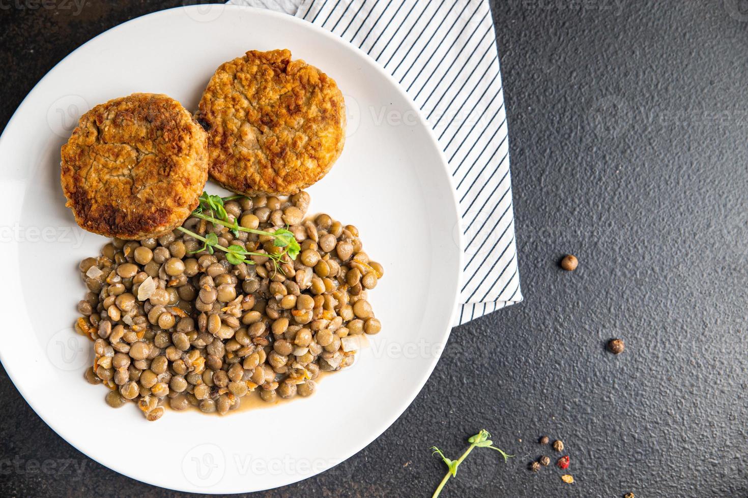 Costeletas de cenoura e lentilhas enfeitam comida vegana ou vegetariana foto