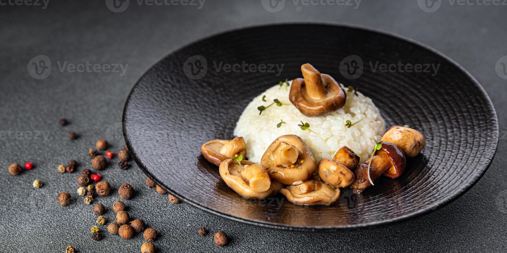 risoto farinha de arroz com cogumelos lanche de cogumelos foto