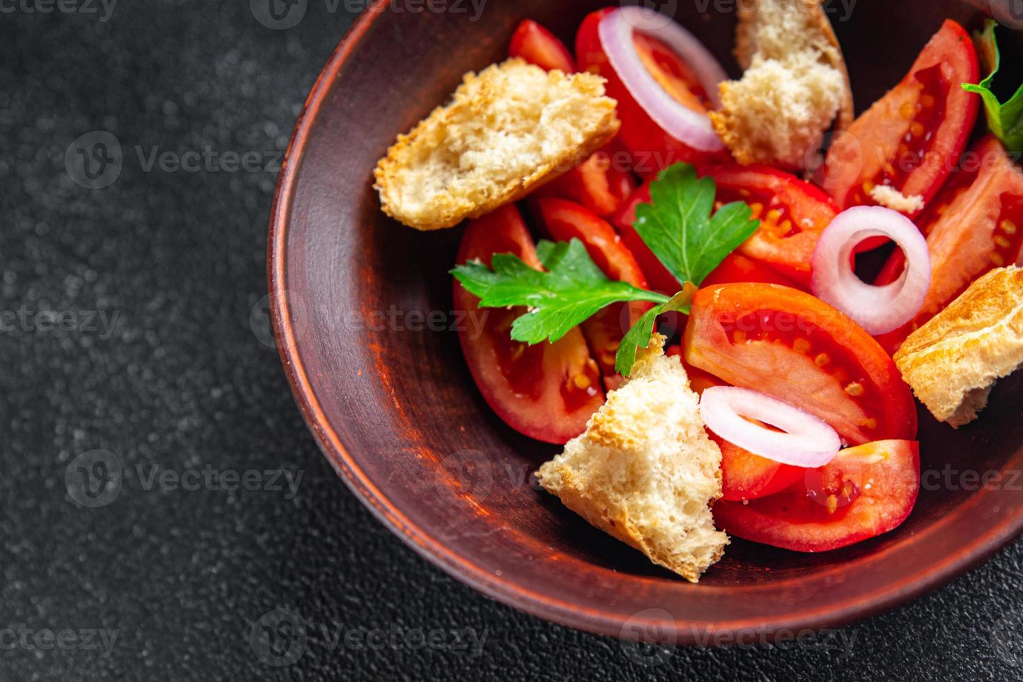 Salada Panzanella, Pão Seco, Comida Vegetariana com Tomate foto