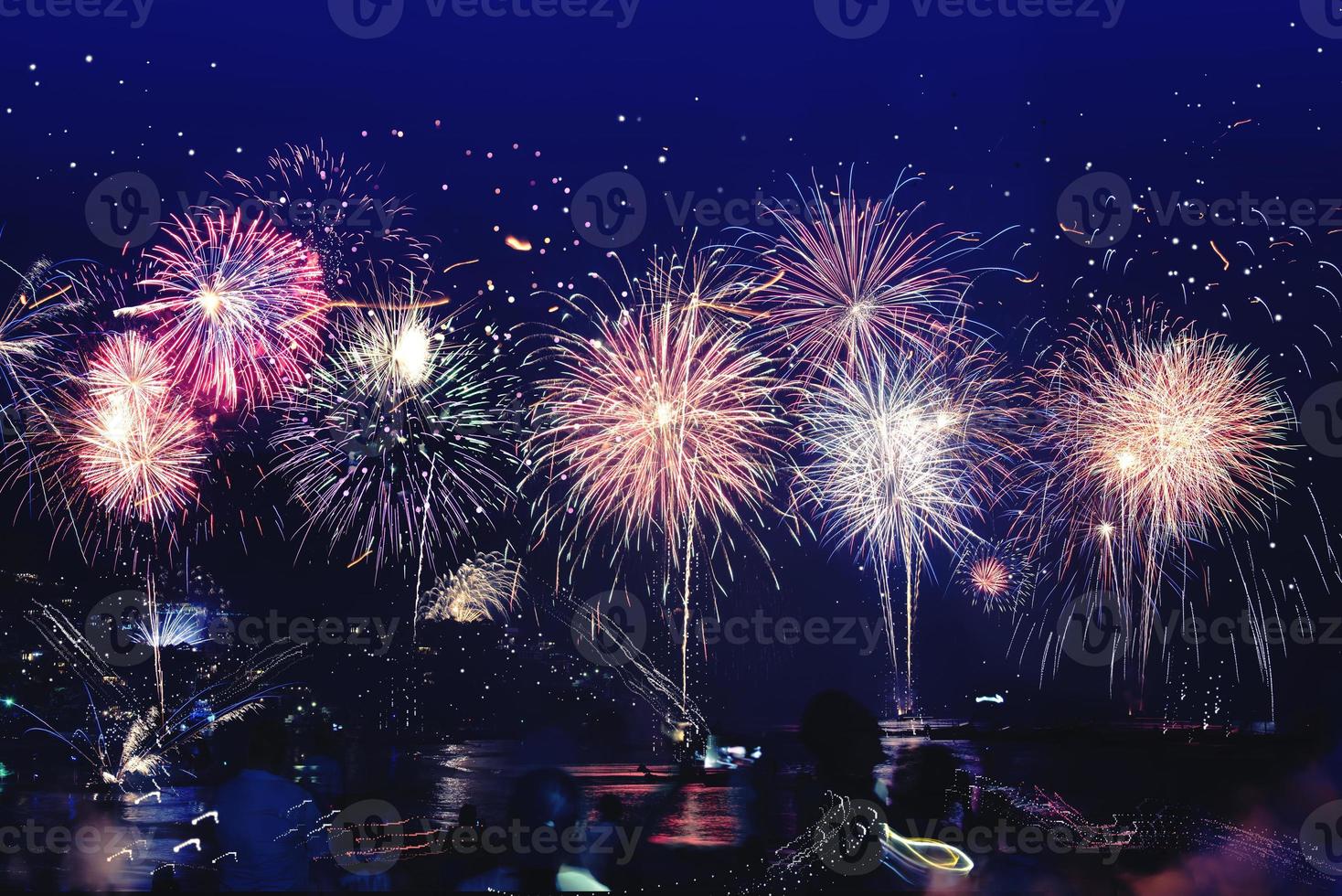 fundo festivo ano novo com fogos de artifício e bokeh. fogos de artifício de ano novo na praia. foto