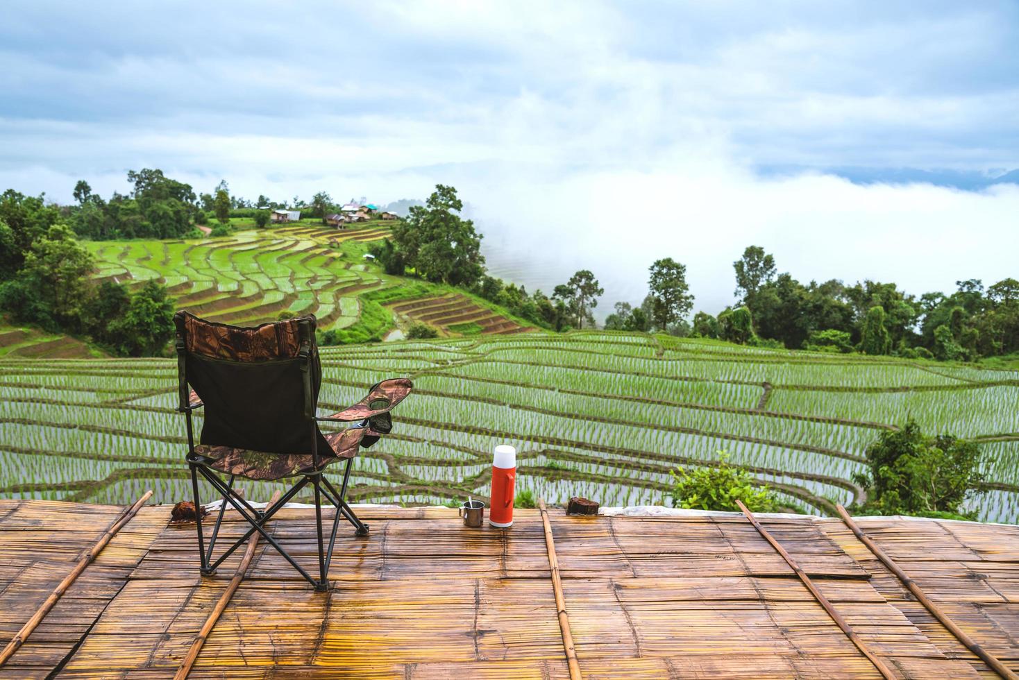 viajar relaxar. vista do campo na zona rural de toque natural de montanha. a varanda do resort. na estação das chuvas. Chiangmai na Tailândia. foto