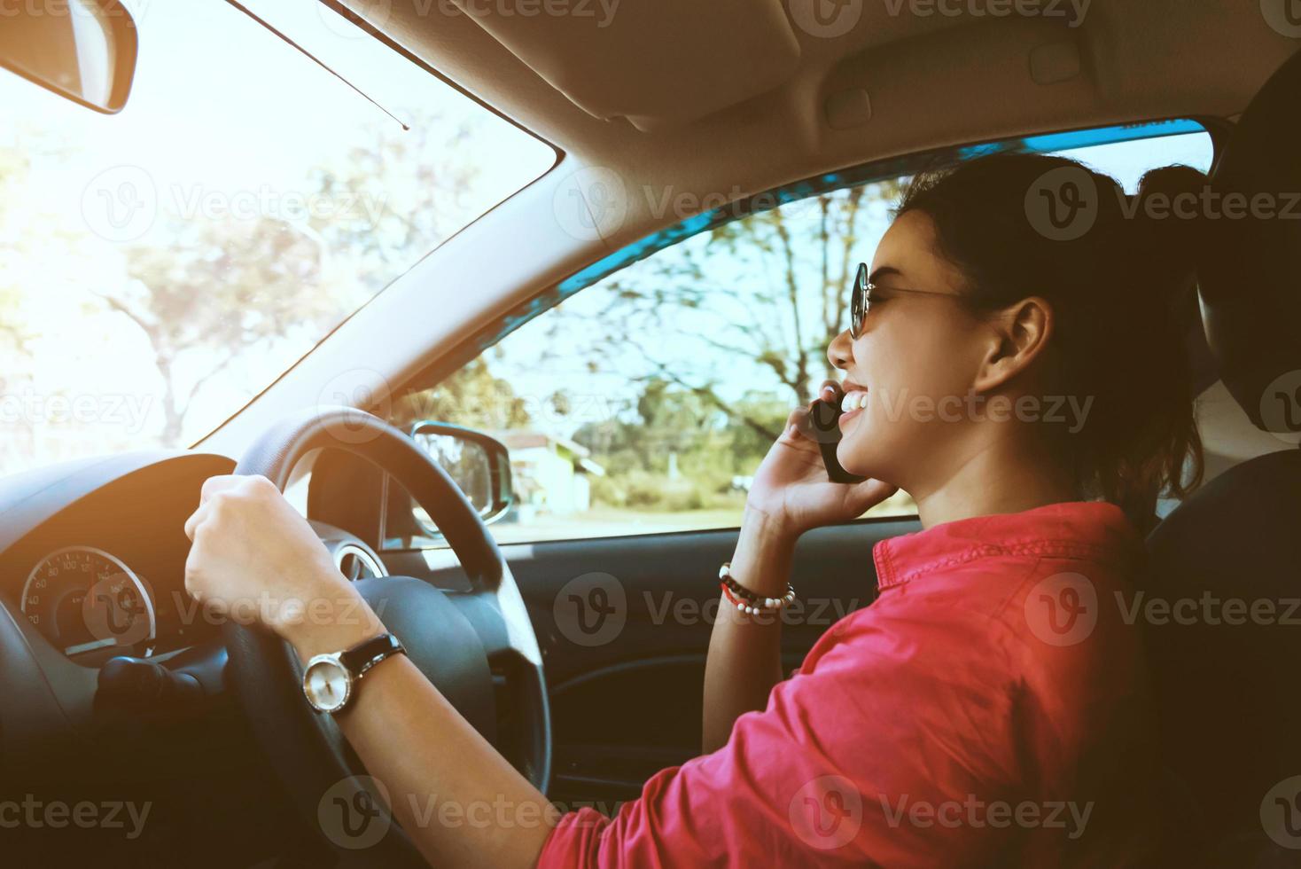 mulheres asiáticas viajam relaxam no feriado. dirigir um carro foto