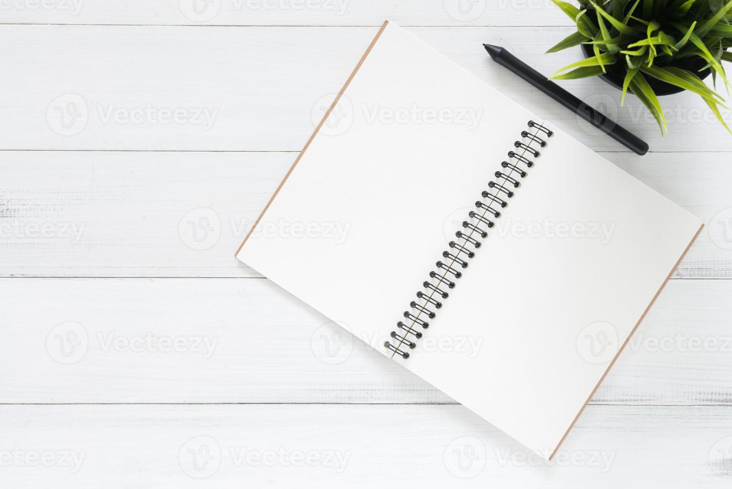 espaço de trabalho mínimo - foto criativa plana da mesa do espaço de trabalho. fundo de mesa de madeira de mesa de escritório branco com simulação de cadernos, lápis e planta. vista superior com cópia espaço, fotografia plana lay