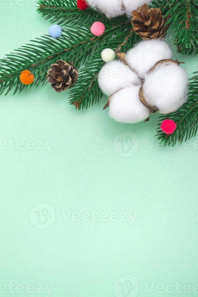 layout de ano novo. decorações de natal naturais em um fundo de hortelã. com espaço de cópia, close-up. foto vertical