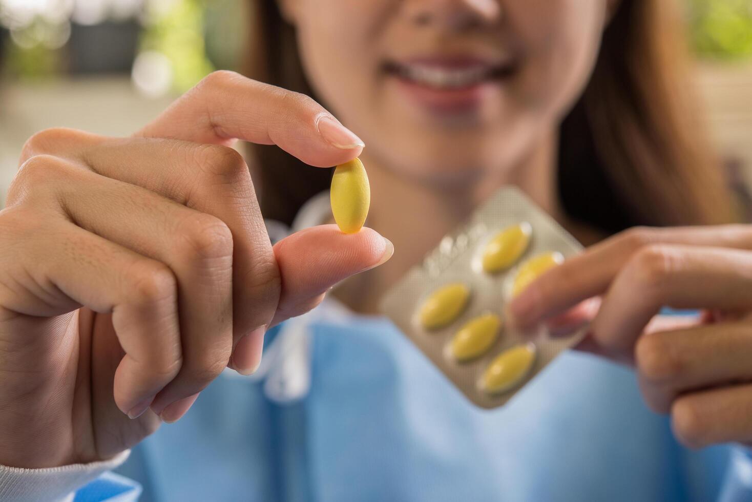 Farmacêutica segurando um remédio prescrito pelo médico foto