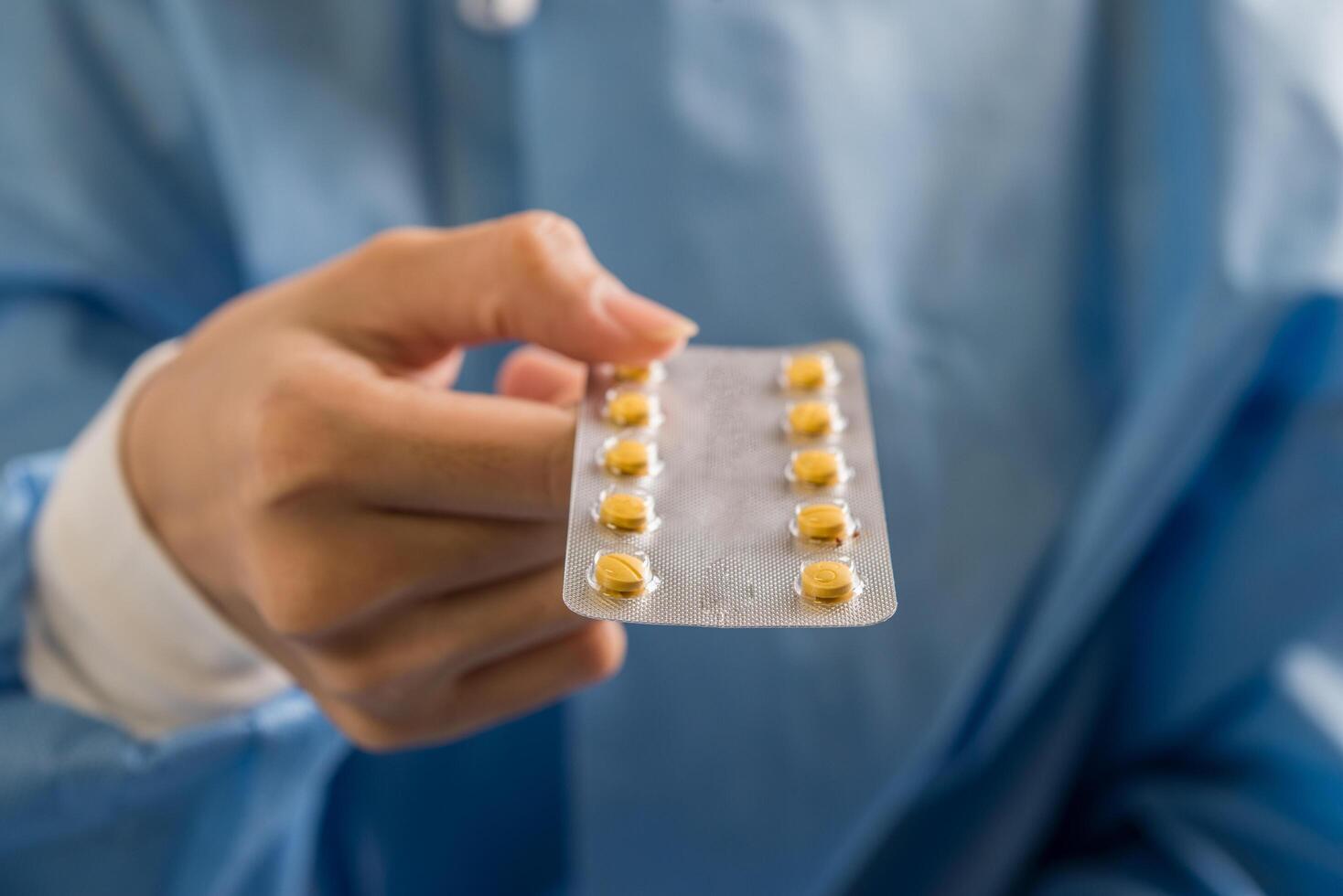 Farmacêutica segurando um remédio prescrito pelo médico foto