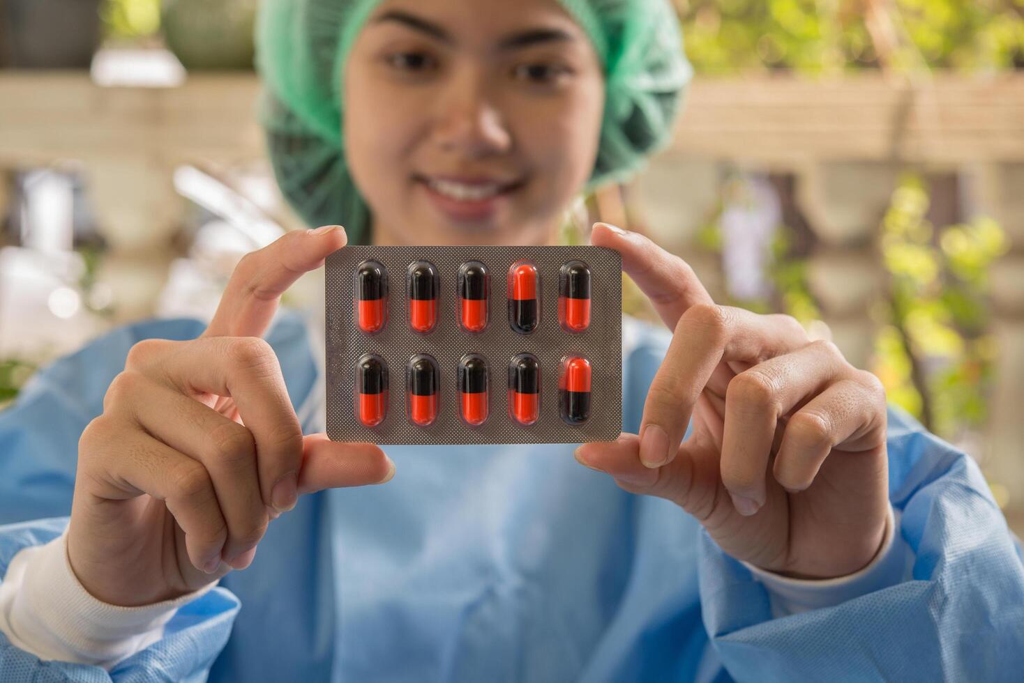 Farmacêutica segurando um remédio prescrito pelo médico foto