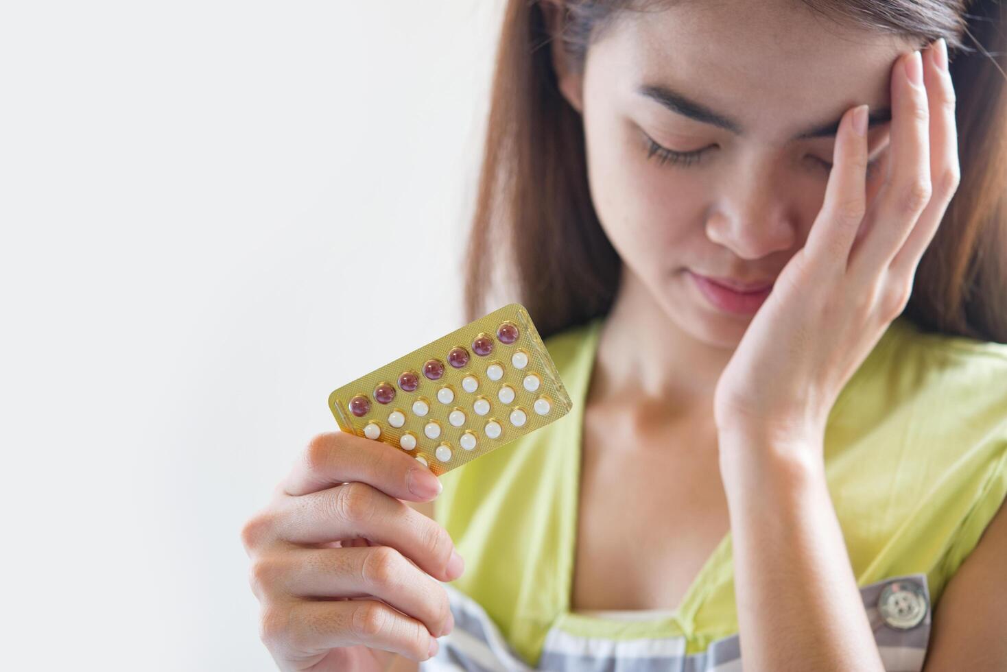 mão de uma mulher segurando um painel anticoncepcional para prevenir a gravidez foto