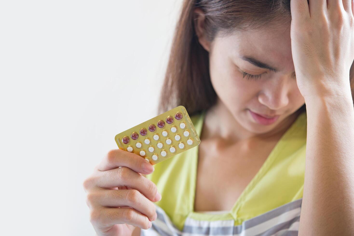 mão de uma mulher segurando um painel anticoncepcional para prevenir a gravidez foto