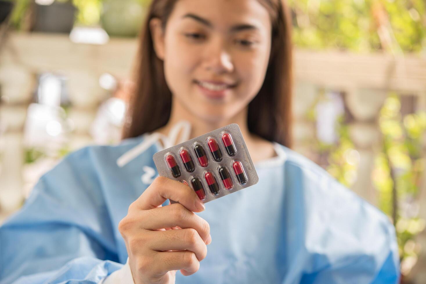 Farmacêutica segurando um remédio prescrito pelo médico foto