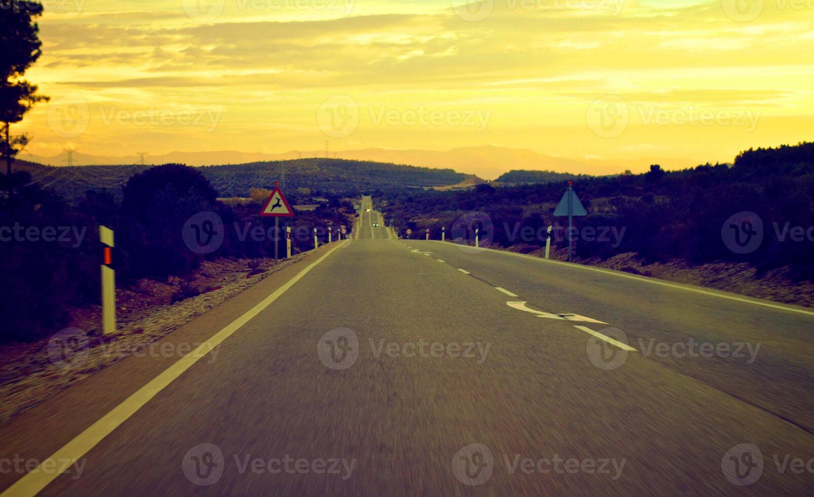 verde na trilha da estrada bela estrada transformando nas colinas e estrada de montanha estrada de pastagem à noite em. foto