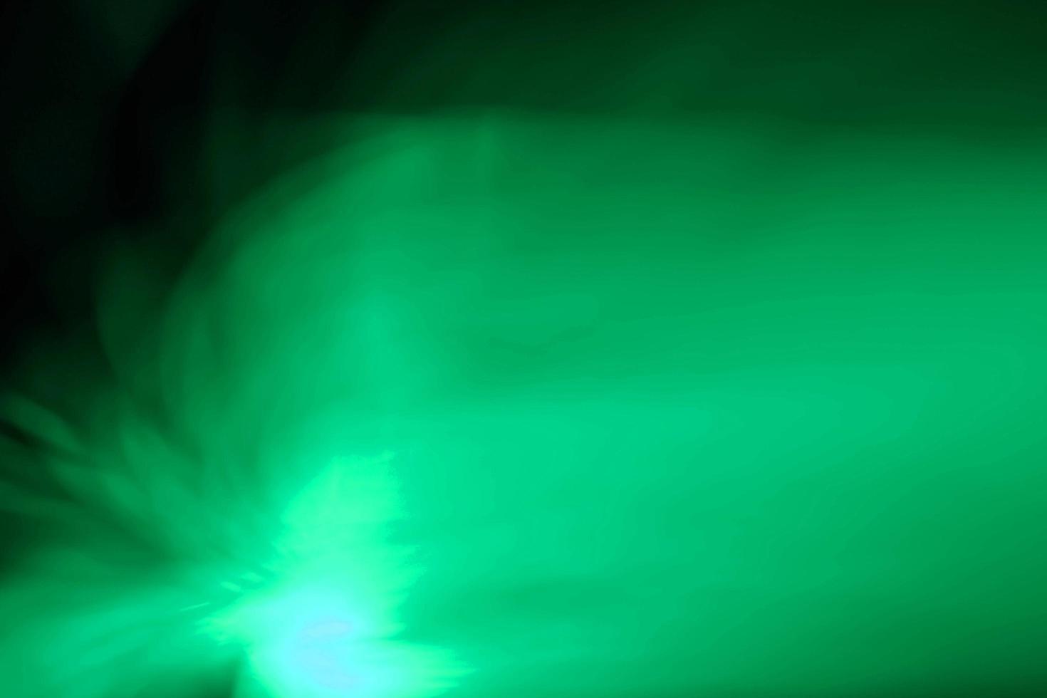 luz de néon verde luz de néon abstrato brilhante reflexo de lente colorida em fundo preto. Fundo escuro futurista abstrato e néon foto