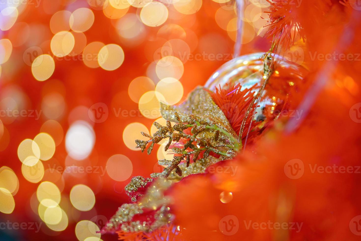 Decoração de flores de flores de poinsétia falsa de natal com desfoque de fundo bokeh foto