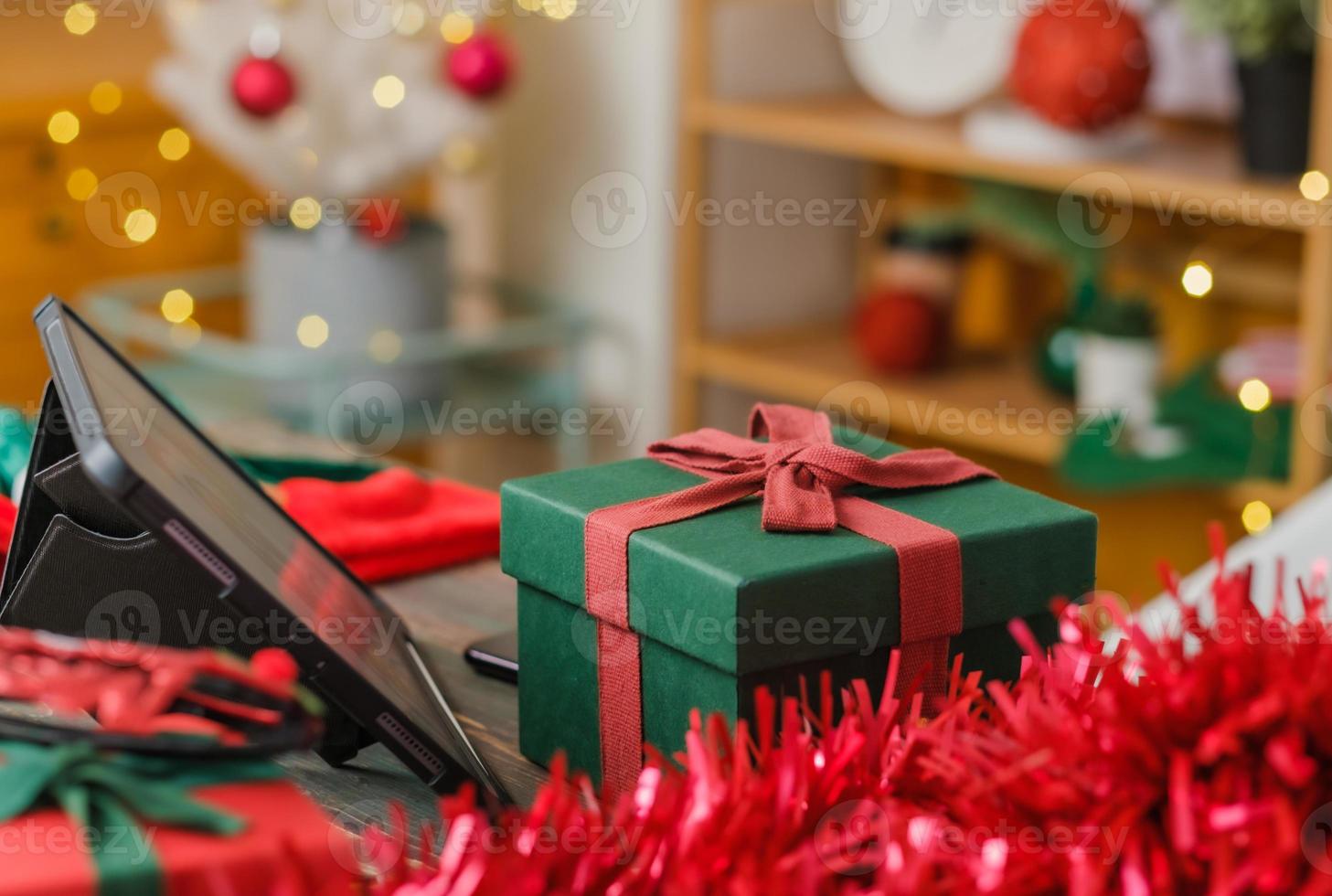 feche a caixa de presente com enfeites de Natal no ano novo e na festa de  natal em casa 4774019 Foto de stock no Vecteezy