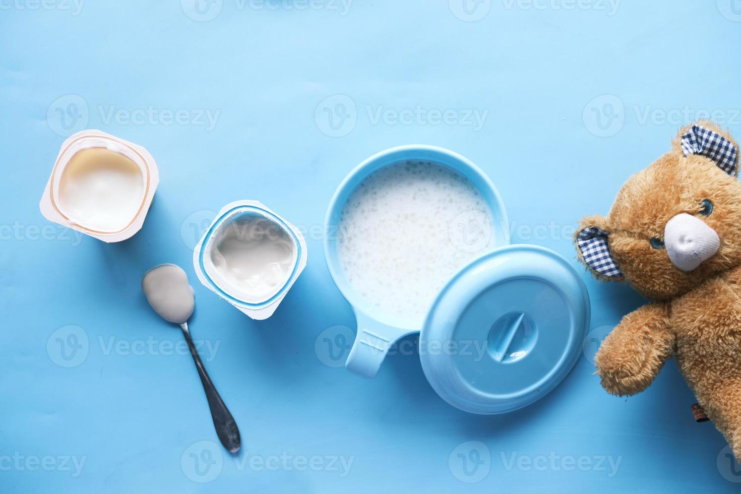 close-up de comida de bebê em uma tigela na mesa foto