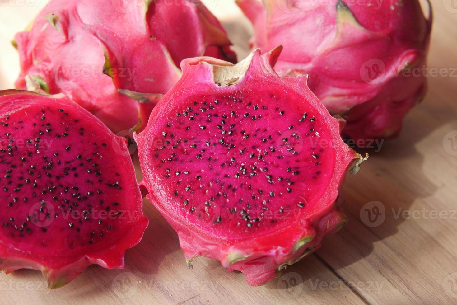 fatia de fruta do dragão em uma tábua. foto