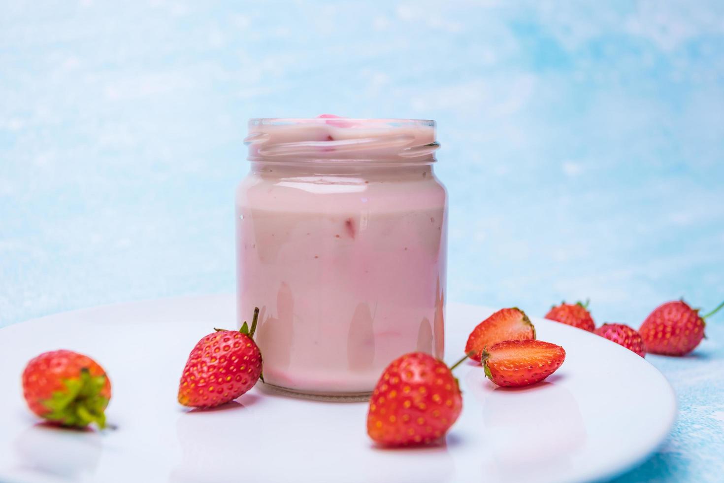iogurte de morango, comida saudável e conceito de bebida. foto