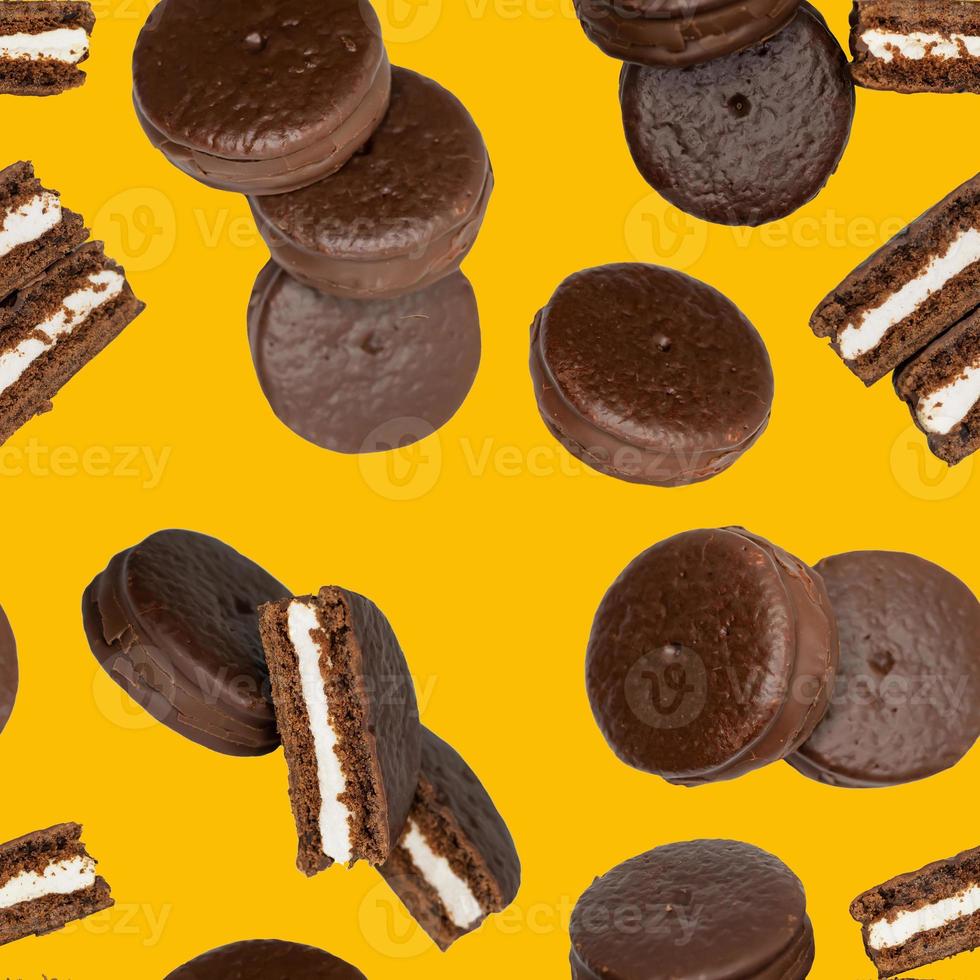 padrão sem emenda de cookies com cobertura de chocolate em um fundo amarelo. foto