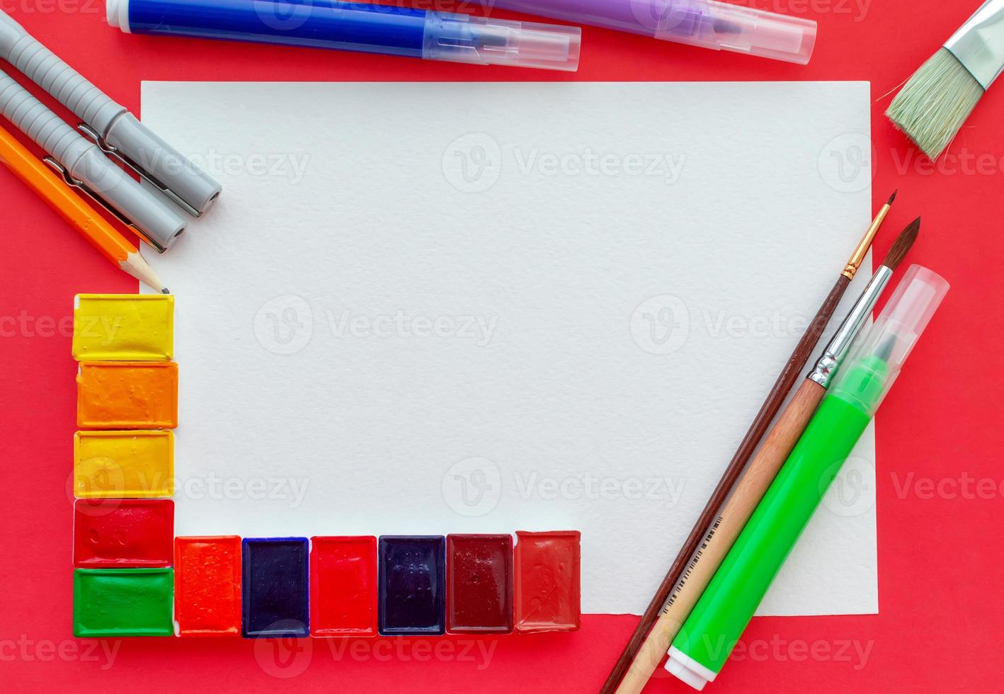 modelo. tintas aquarela, pincéis, lápis e canetas hidrográficas em uma folha com um local para inscrição. vista de cima. foto